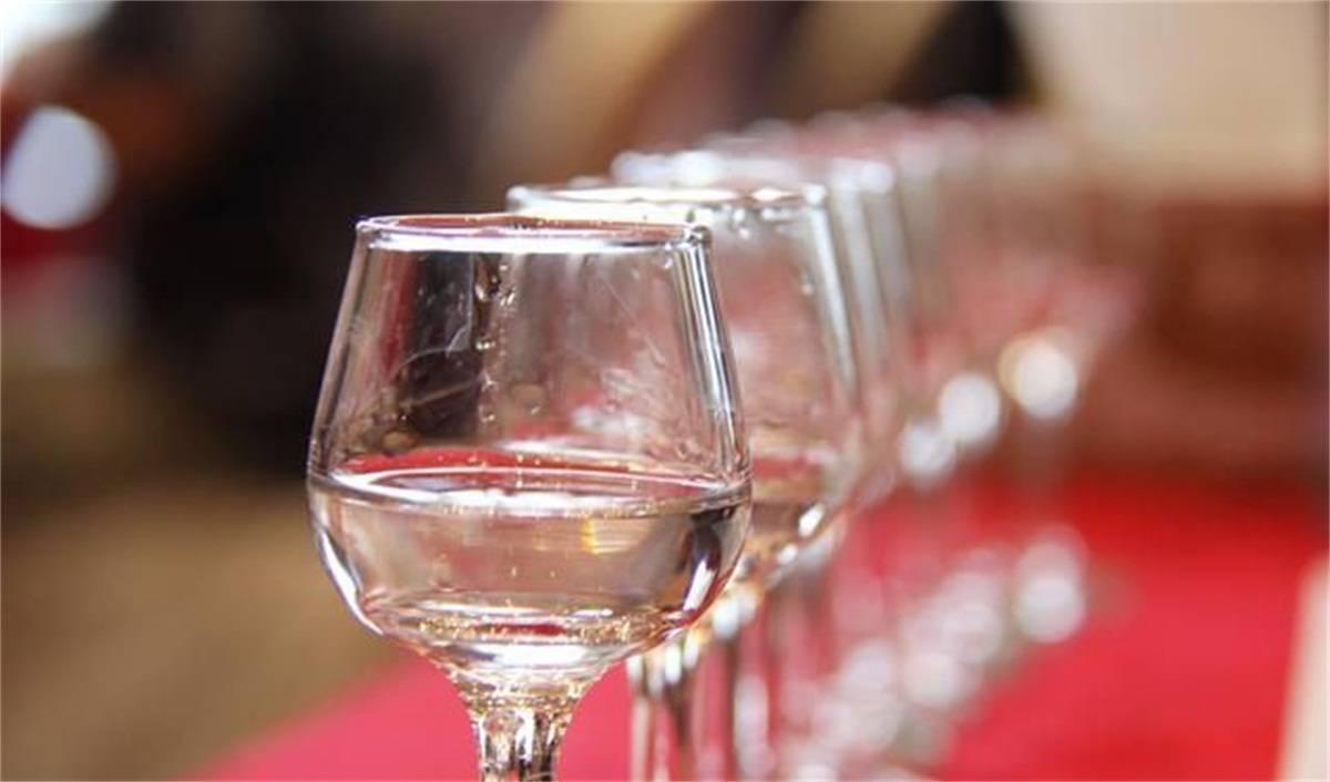 白酒应该怎么喝 白酒应该怎么喝才能不辣