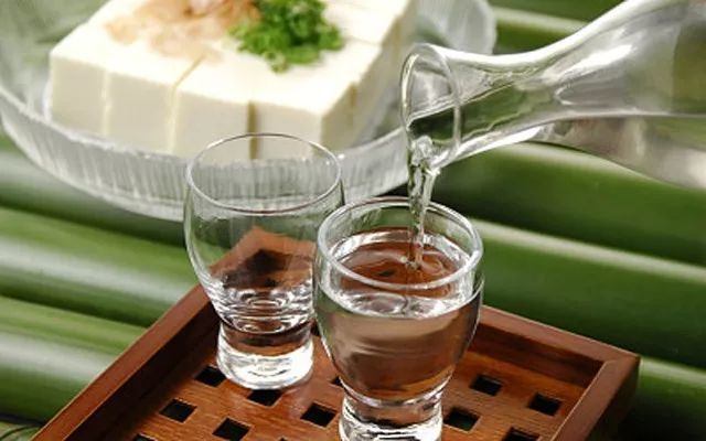 白酒应该怎么喝 白酒应该怎么喝才能不辣