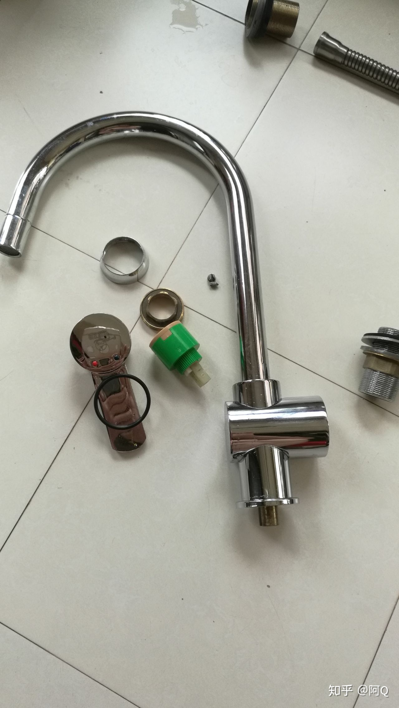 水龙头底座漏水怎么办 水槽水龙头底部漏水怎么办