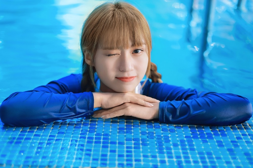 设计师剪美女泳衣电视 设计师把女人的泳衣剪了