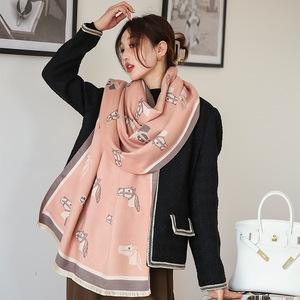 粉色衣服配什么围巾 粉色衣服配什么围巾好看女