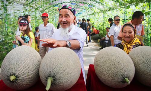 撕开她的肚兜轻吮葡萄 撕开她的肚兜轻吮葡萄视频