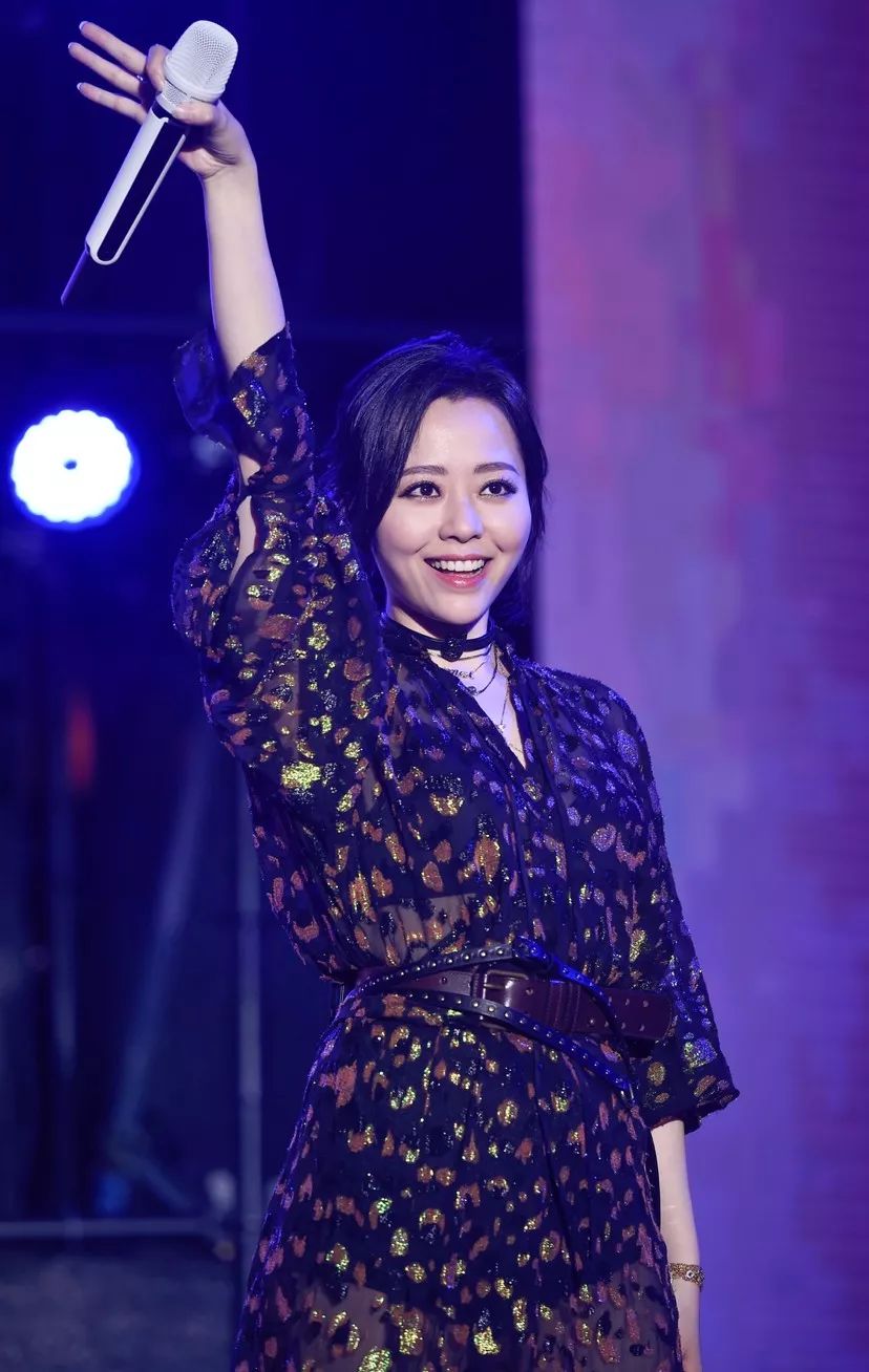 张靓颖抖音粉丝多少钱一个 张靓颖抖音很火的歌曲是什么