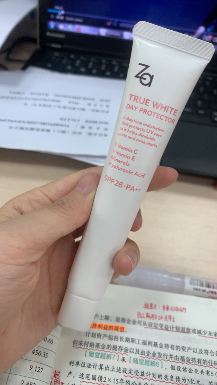 彩妆先擦隔离还是防晒呢 彩妆是先用遮瑕膏还是先用粉底 彩妆先擦隔离还是防晒呢 彩妆是先用遮瑕膏还是先用粉底